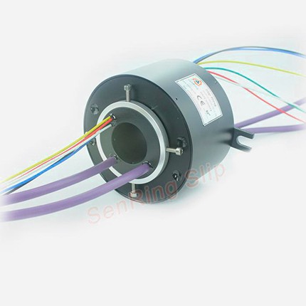 SNZ080 К серии Senring SNZ080 принадлежат токосъемники и контактные кольца с наибольшим диаметром входного отверстия и наименьшей оборотной скоростью. С их помощью возможно подключение и прием сигналов одновременного от 4-8 различных устройств, включая энкодеры, сервоприводы, узлы систем промышленной автоматизации и управления производственным оборудованием.