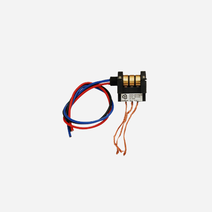SNF-0330 ​​Токосъемник серии SNF-0330 – это компактный капсульный токоприемник, рассчитанный на большие токи, который является научно-исследовательской и опытно-конструкторской разработкой для бытовой электронной аппаратуры.
Для удобства подключения ротора и статора применяются различные цветные провода. Токопроводящее кольцо с 90° V-образной конструкцией паза обеспечивает большую контактную поверхность, более плавное вращение, более низкий крутящий момент и меньшее резонансное сопротивление.